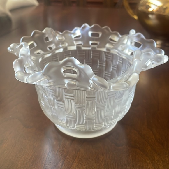 VTG Fenton Clear Satin Basket Weave Glass raffled Bowl - Picture 5 of 9